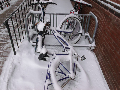 冬季在自行车上下雪高清图片