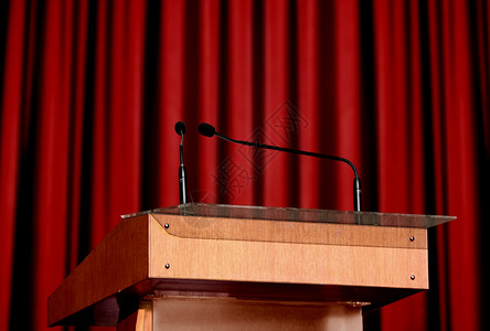 讲台上的麦克风金属推介会房间窗帘面试红色站立技术会议演讲背景图片