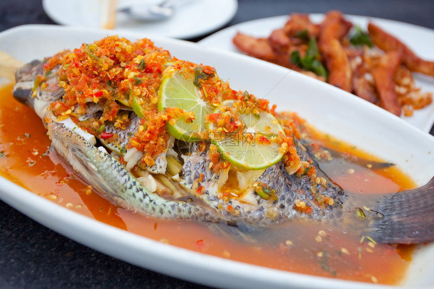 鱼食美食午餐白色蔬菜用餐盘子餐厅食物油炸海鲜图片