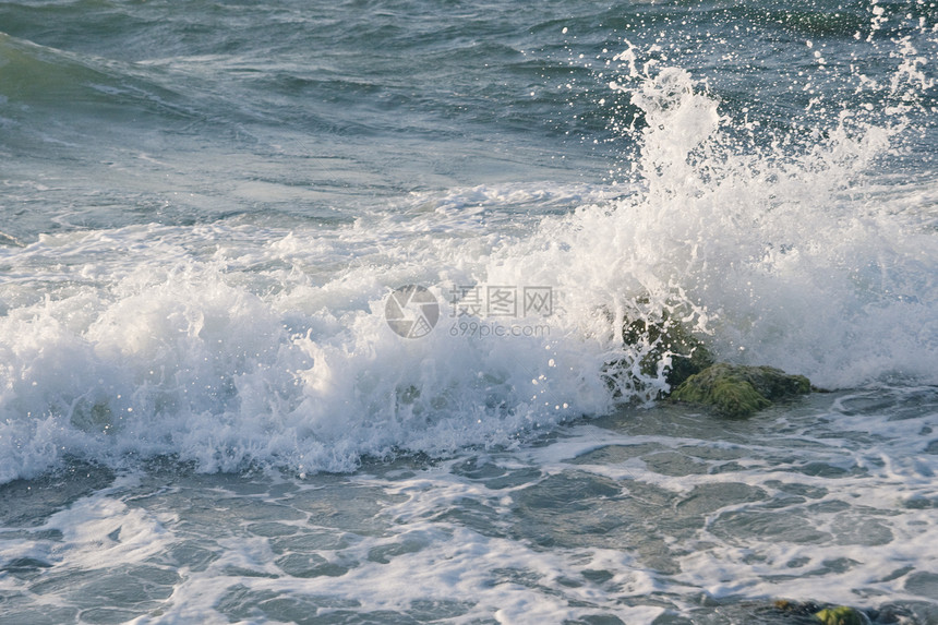海波海浪石头海景滚动浪花冲浪运动飞溅场景海岸线蓝色图片