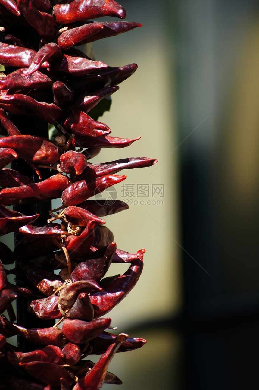 阳光下街头市场红辣椒和红辣椒厨房白色香料混合物食物蔬菜辣椒烹饪植物红色图片