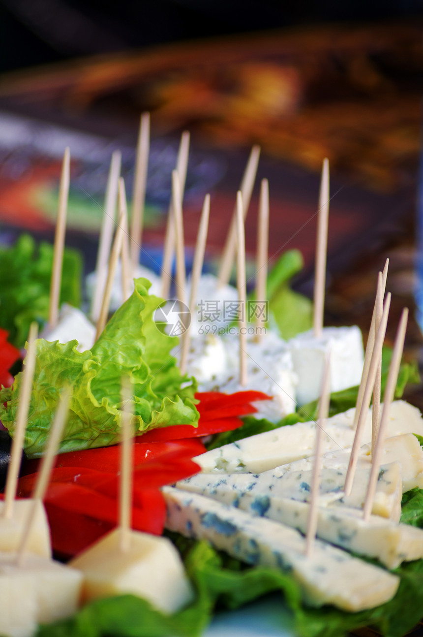 不同种类的奶酪和盘子上的蔬菜山羊烹饪产品奶制品盐渍立方体韭菜午餐食物沙拉图片