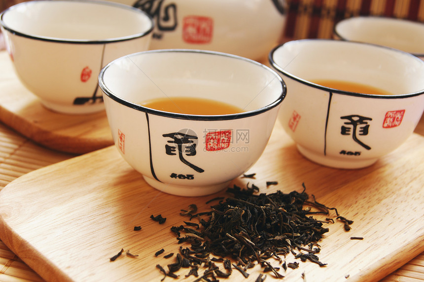 在竹垫上特写一套中国茶叶饮料文化药品植物食物勺子叶子草本植物木头图片