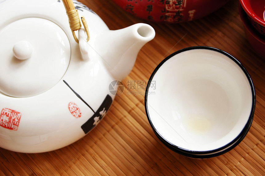 在竹垫上特写一套中国茶叶植物药品叶子勺子食物木头饮料草本植物文化图片