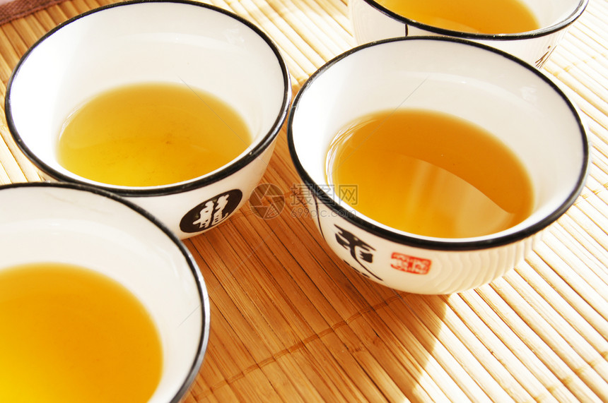 在竹垫上特写一套中国茶叶勺子草本植物植物食物饮料木头药品文化叶子图片