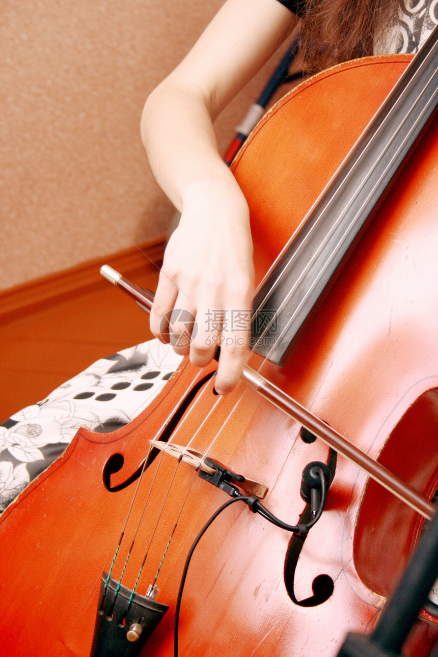 低动大提琴对角线钢琴乌木娱乐仪器合成器音乐白色钥匙木头图片