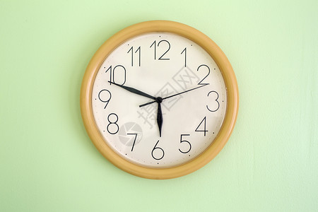 墙上的钟挂在墙上的时钟和显示时间背景
