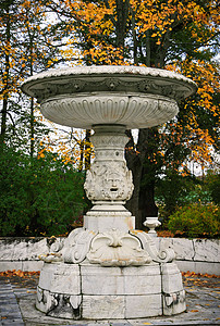 普希金像在旧公园的秋天历史白色花园旅行公园大理石神话花瓶喷泉背景
