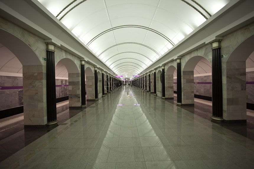 地铁站火车灯光运输过境平台隧道铁路管子城市车站图片