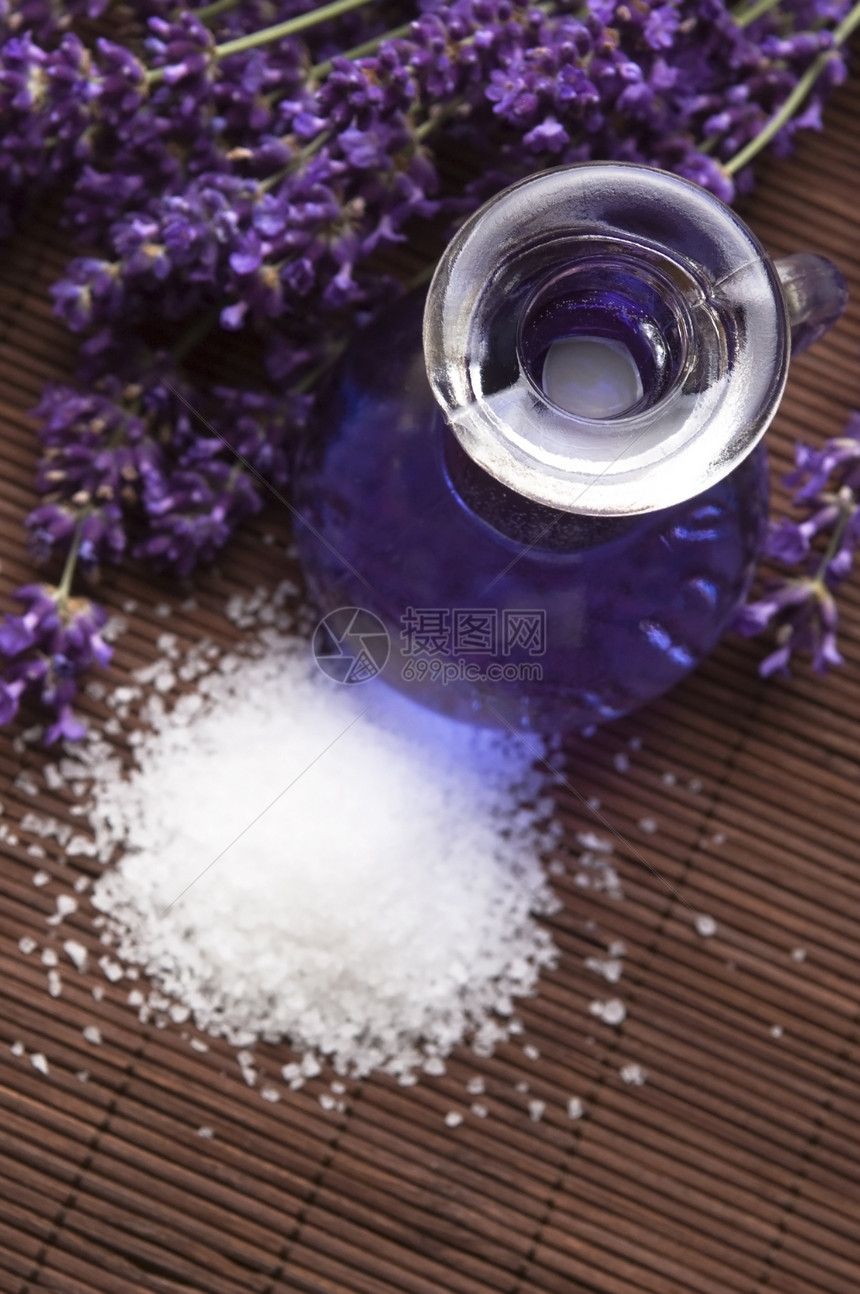 含浴盐和基本油的淡紫花温泉草本植物化妆品花束药品宏观草本身体治疗白色图片