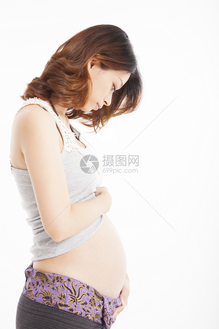 怀孕的亚洲孕妇抚摸肚子图片
