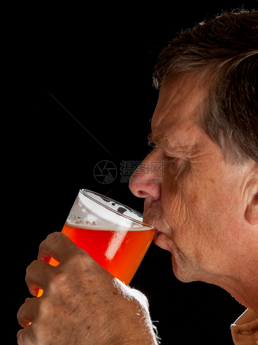 高级男子吸喝品脱玻璃啤酒玻璃背光工作室退休饮料琥珀色泡沫酿造男性背景图片