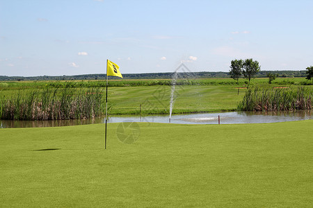 黄旗和池塘高尔夫场高清图片