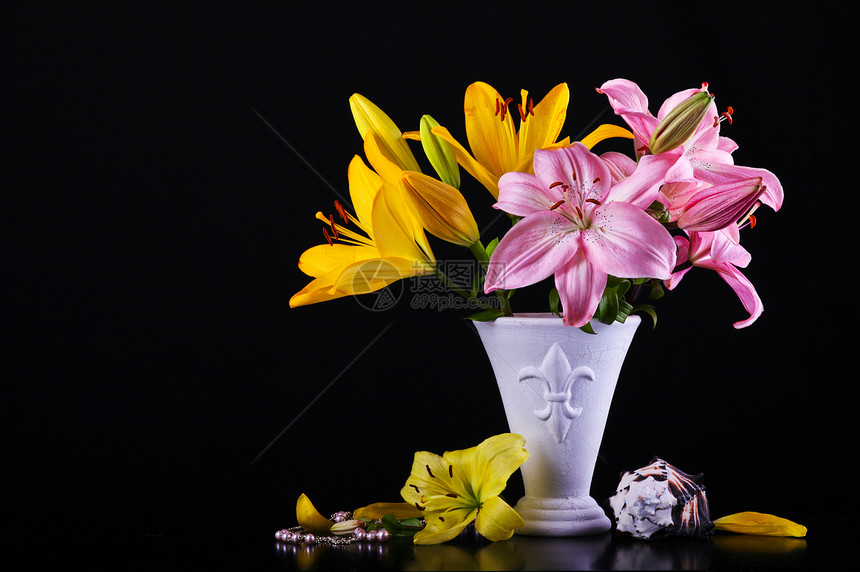 带百合花的美丽花束脆弱性版税花瓶作品生活桌子项链花园植物黄色图片