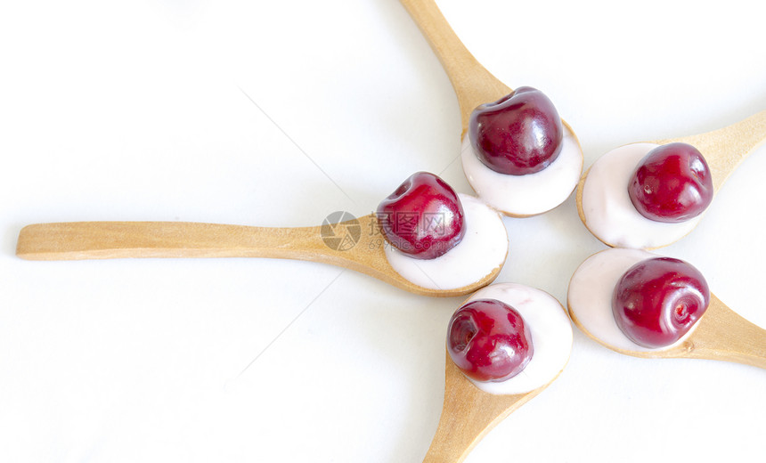 木勺子配酸奶和樱桃宏观棕色食物白色牛奶早餐水果奶制品奶油美食图片