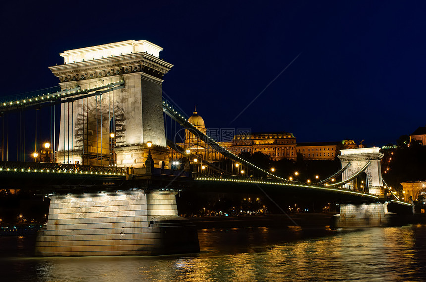 布达佩斯连链桥夜景风格爬坡建筑纪念碑景观城堡反射历史性旅游首都图片