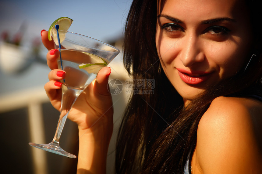 有吸引力的年轻女孩 喝马提尼酒女士饮料阳光成人嘴唇酒精派对魅力晴天女性图片