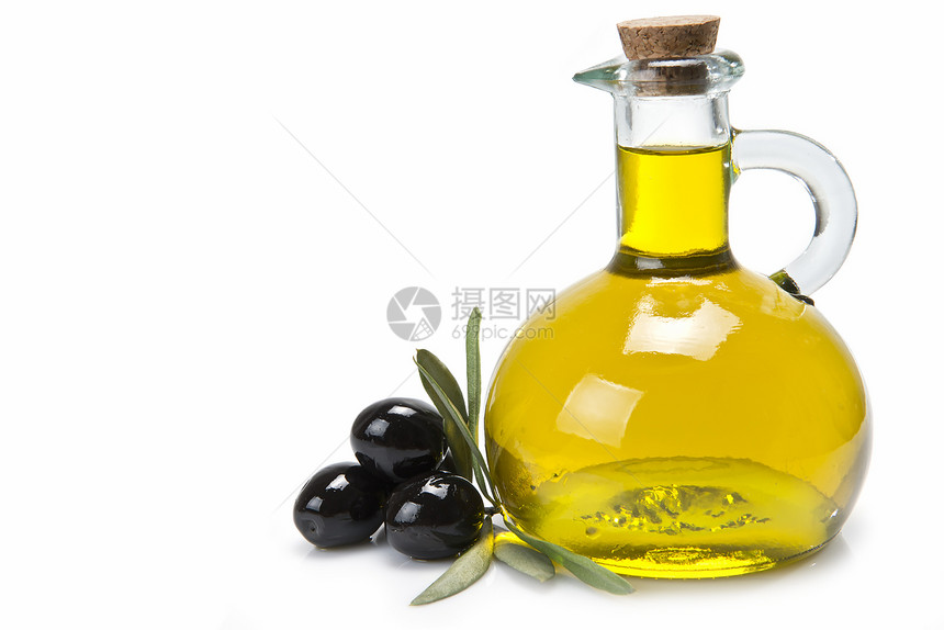 含橄榄油和黑橄榄的罐子图片