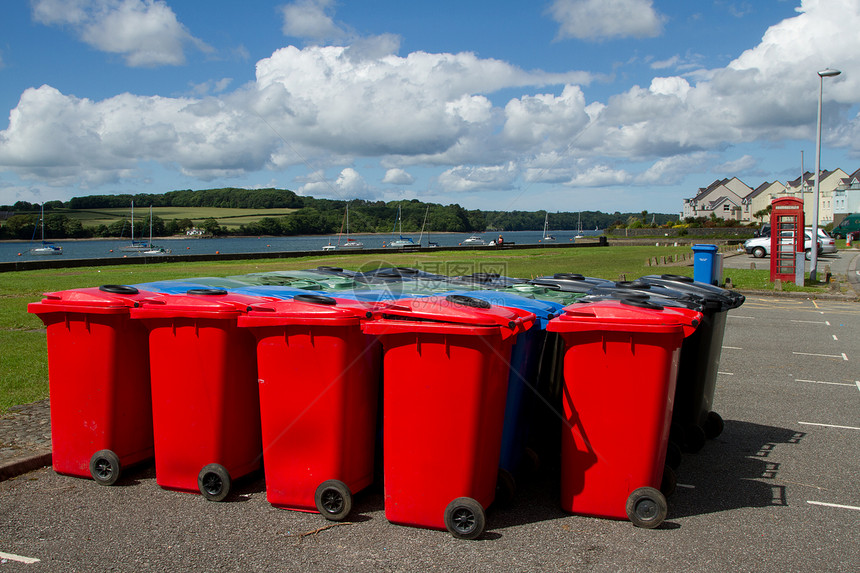 多色垃圾箱垃圾把手绿色天空蓝色盖子游艇房屋特技红色图片