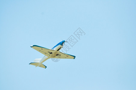 小飞机天空飞行航班航展白色蓝色背景图片