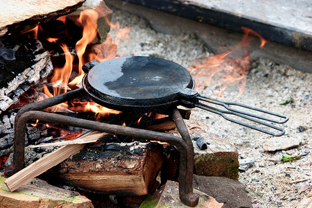 火中烧瓶火焰闲暇煤炭木头烧伤烹饪炊具篝火远足蒸汽高清图片