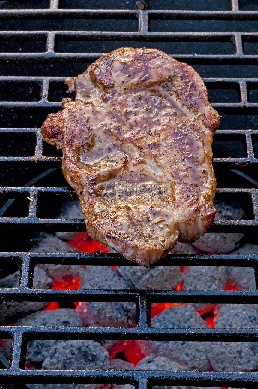 烧烤时烤猪肉脖子熟食黑色网格木炭煤炭食物棕色图片