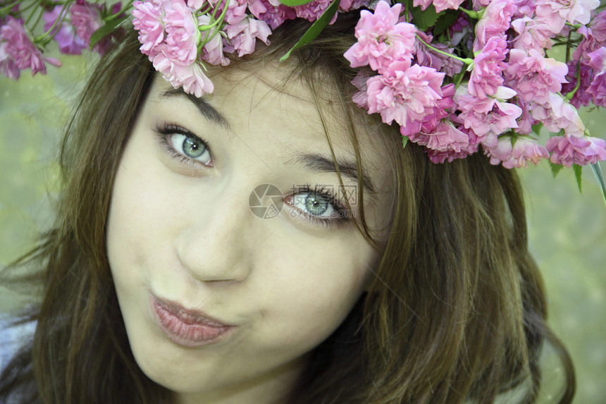 穿着粉红玫瑰花小屋的年轻女孩粉色头发眼睛棕色蓝色花冠玫瑰灰色图片