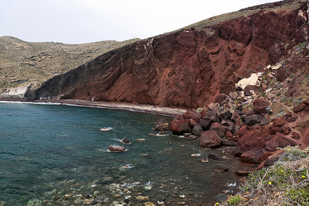 红沙滩蓝色露天悬崖火山植物磨石地面石头海滩红色背景图片