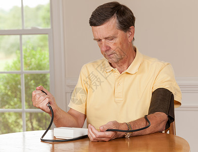 家里血压高的老年男子测试疾病药品工具高血压微笑手臂病人男性压力背景