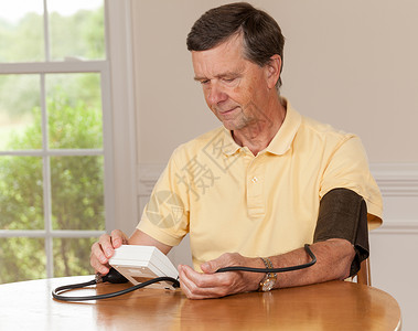 家里血压高的老年男子卫生男性临床治疗药品工具乐器诊断测量男人背景