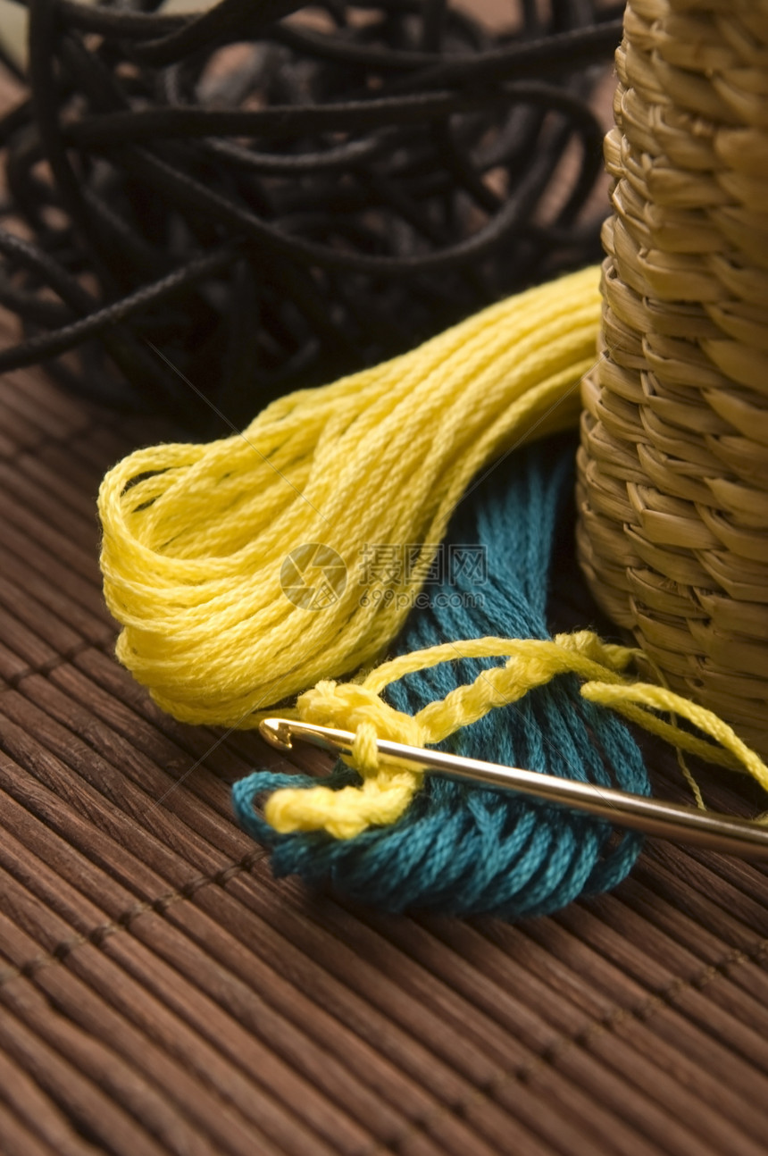 鳄钩和羊毛绳索爱好纺织品缝纫棉布衣服钩针紫色针织手工图片