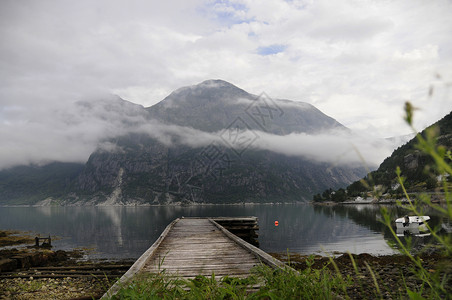 埃德峡湾Eidfjord挪威旅行白色银行环境绿色薄雾天空旅游木头背景