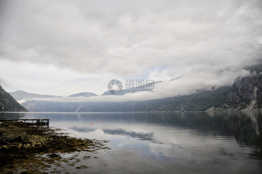 Eidfjord挪威薄雾旅游绿色环境旅行木头天空图片