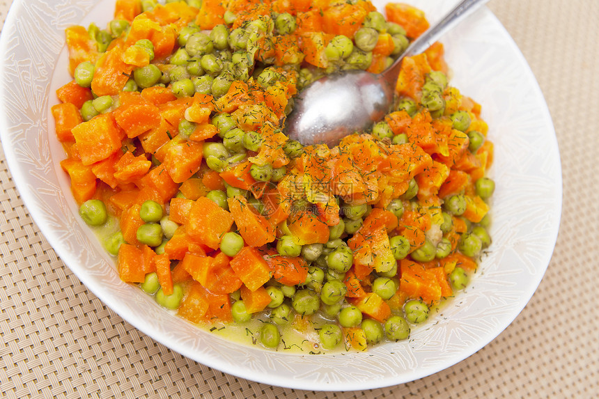 胡萝卜和豌豆营养立方体橙子沸腾沙拉时间健康维生素盘子绿色图片