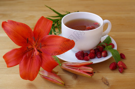 浆果茶茶 有成熟的草莓食物桌子美食茶杯水果荒野甜点薄荷季节浆果背景