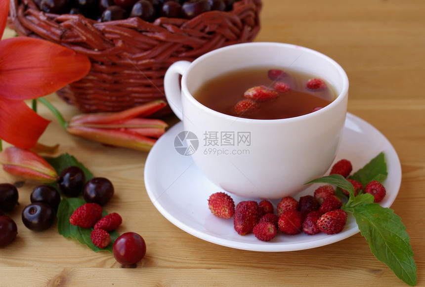 茶 有成熟的草莓和樱桃荒野茶会甜点水果薄荷美食茶杯桌子季节食物图片
