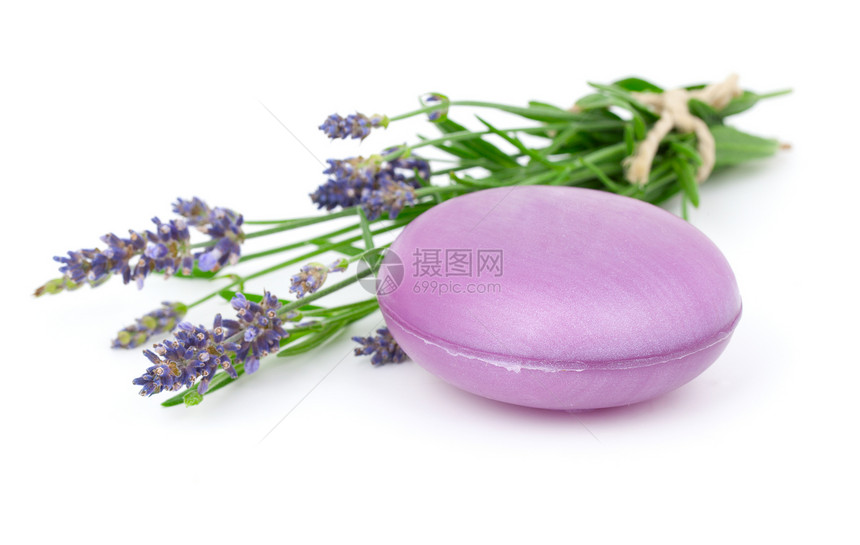 在白色背景上孤立的紫色肥皂和熏衣花产品疗法芳香香味呵护卫生化妆品淋浴草本植物治疗图片