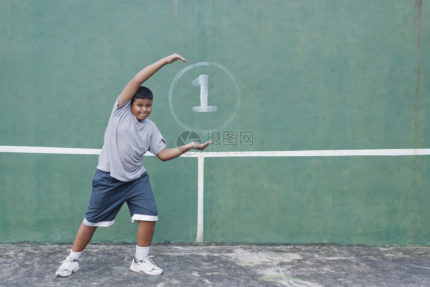 男孩和网球墙生活方式男士体育乐趣男性球拍孩子竞技运动员运动图片