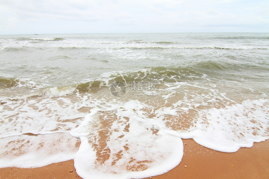 热带沙滩上的沙子石头海岸线太阳情调地平线海岸异国碎石蓝色边缘图片