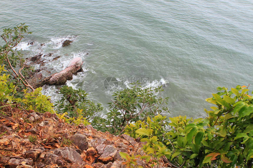 热带海滩上的石头场景天空海岸线处女阳光海岸海洋海浪卵石地平线图片