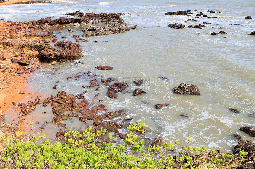 热带海滩上的石头卵石旅行支撑处女地平线冲浪碎石海景蓝色阳光图片