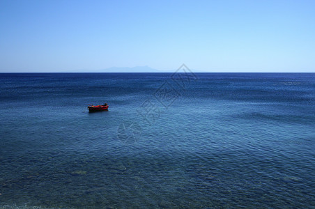 单靠在海上的小小船背景图片