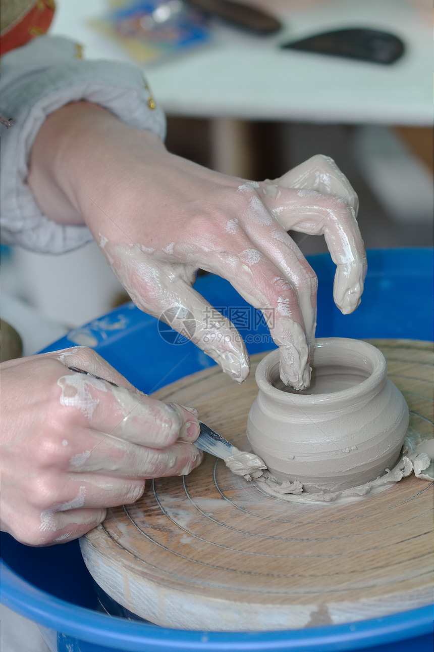 在陶匠的车轮上工作工艺陶瓷棕色产品陶器雕塑制造业纺纱洞察力感官图片