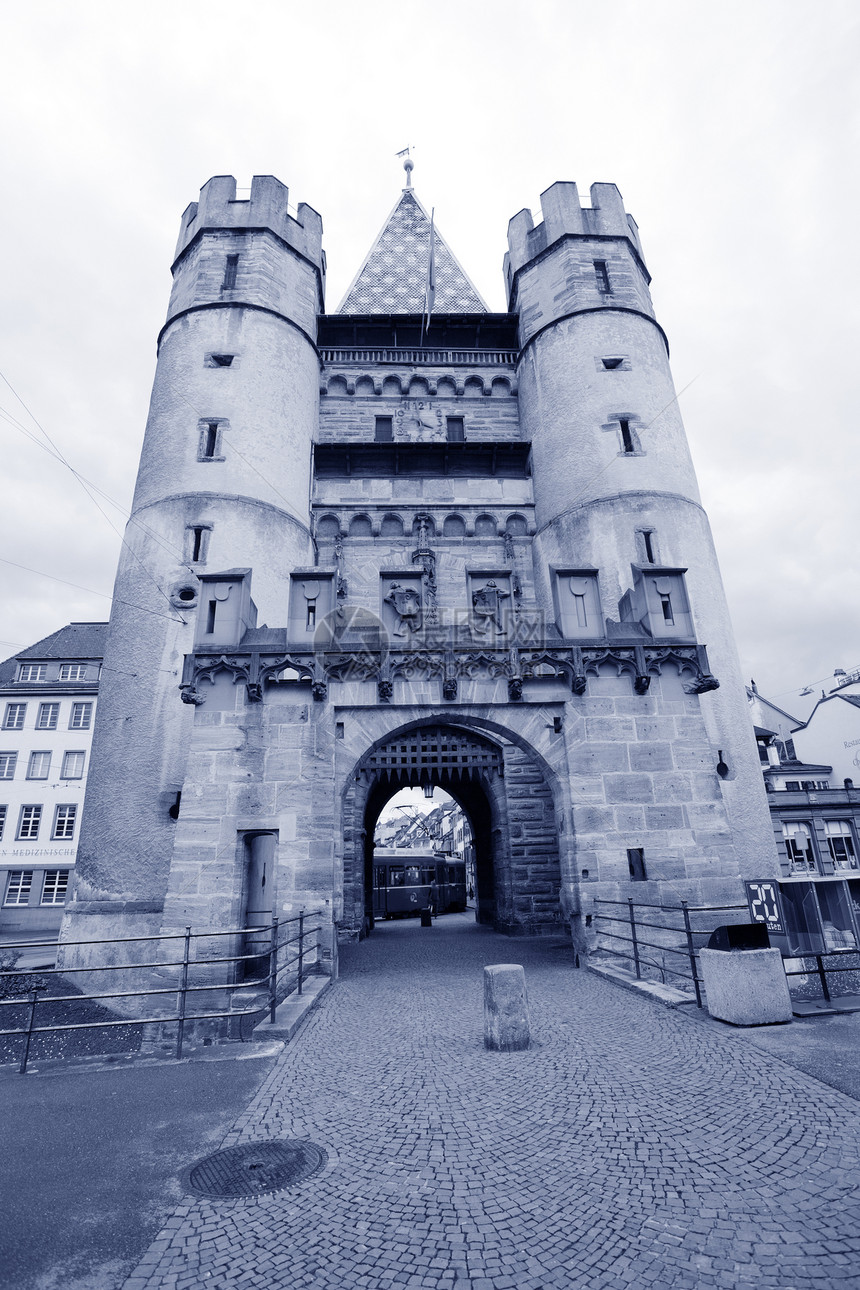 瑞士巴塞尔主要街道的斯帕伦托尔城堡图片