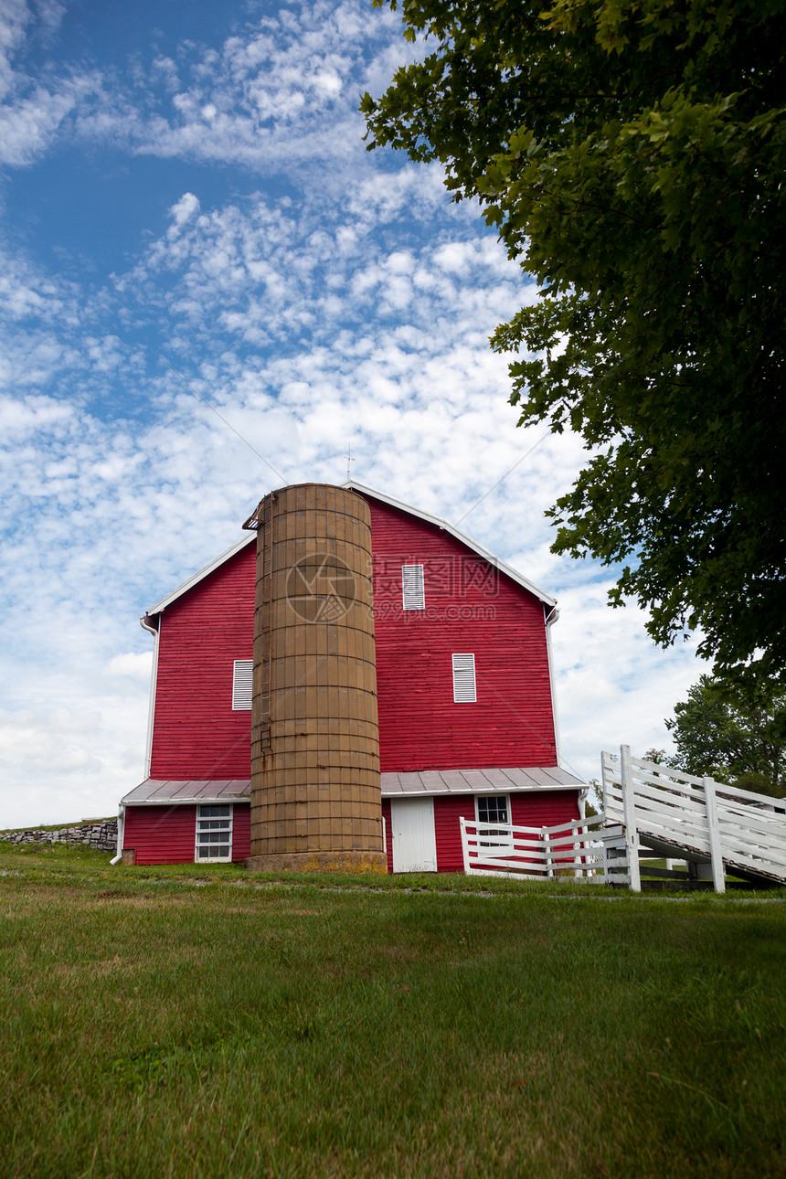 美国传统农场红漆谷仓的农庄建筑农村壁板树木栅栏天空木板场地建筑学蓝色图片
