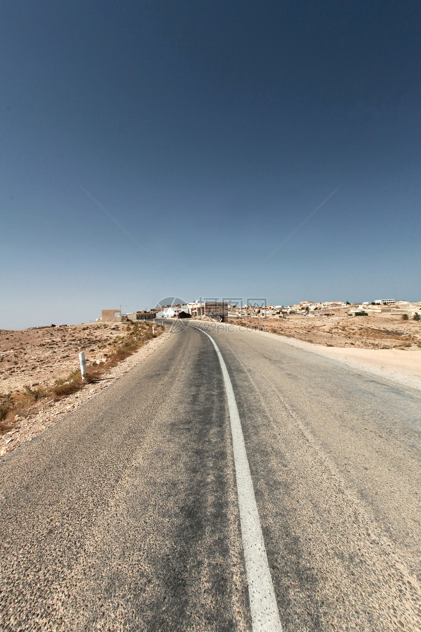 在沙漠中城市天际公路旅行沥青天空图片