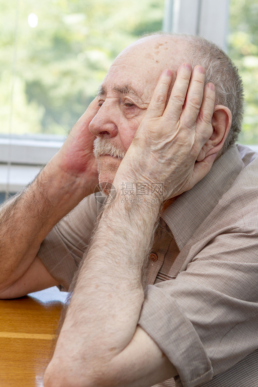 高智商祷告窗户成人宗教男性退休孤独男人专注人手图片
