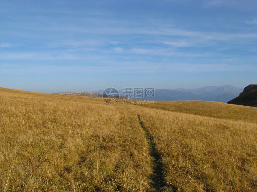 高加索山脉草甸植物群高地高原全景石头山峰天空植物路线图片