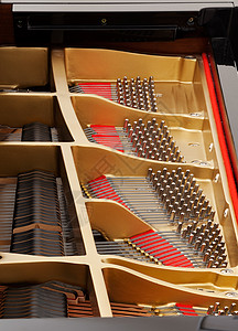 大钢琴室内带弦的音响黄色金属音板木头笔记钢琴别针音乐会锤子钥匙背景图片