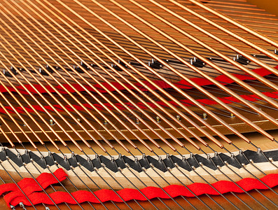 大钢琴室内带弦的音响锤子细绳声学水平木头钉子乐器音板音乐会宏观背景图片